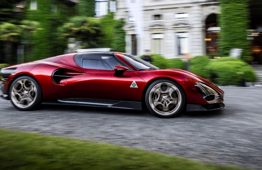 Az Alfa Romeo Stradale 33 a Comói-tó partján is bizonyította szépségét