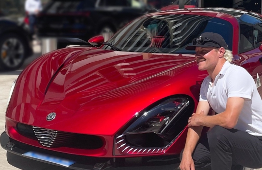 Bottas átvette vadonatúj szupersportautóját, egy Alfa Romeo 33 Stradalét