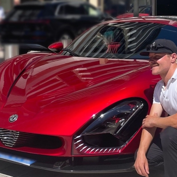 Bottas átvette vadonatúj szupersportautóját, egy Alfa Romeo 33 Stradalét