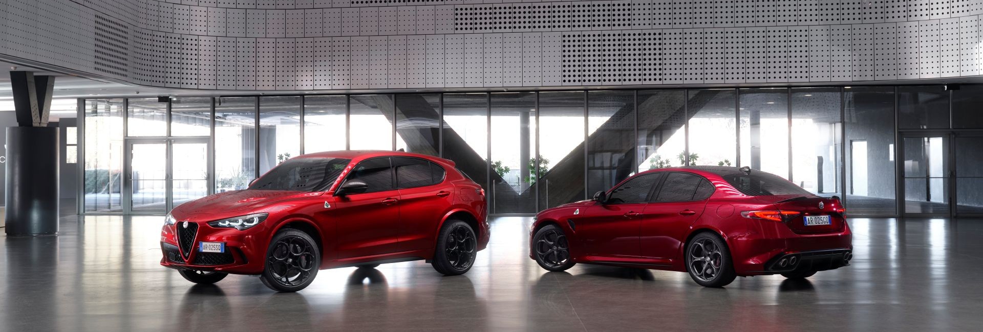 Sosem látott vörös színben pompáznak ezek az Alfa Romeók