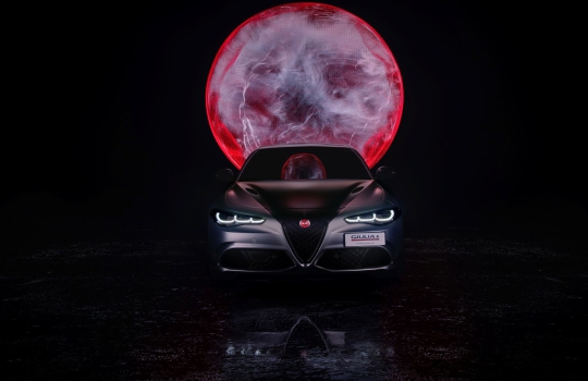 Tengeri versenyvitorlás ihlette ezt a Giulia Quadrifogliót!