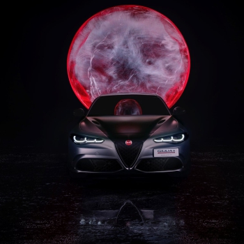 Tengeri versenyvitorlás ihlette ezt a Giulia Quadrifogliót!