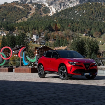 Alfa Romeók, Fiatok, Lanciák és Maseratik szállítják a téli olimpia versenyzőit és vendégeit