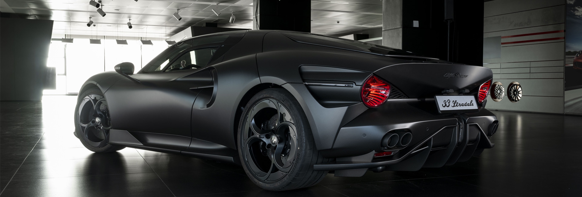 Az Alfa Romeo fekete gyöngye: itt a 33 Stradale „Perla Nera”! 