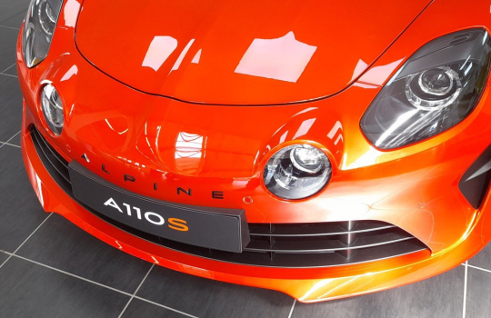 Különleges Alpine modellek az F1 pilóták aláírásával!