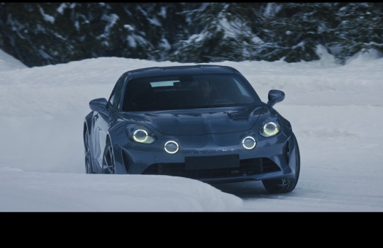 Először vállal filmszerepet az Alpine