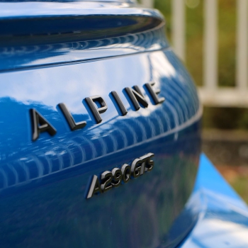 Az Alpine A290 és Driven By Johnny