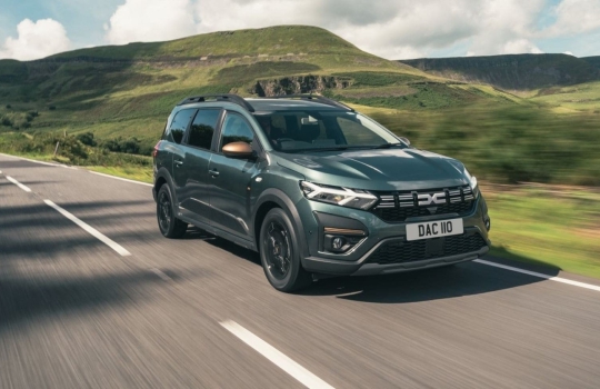 Szakértők: a Dacia kényelmes, jó vezetni, jó az ára