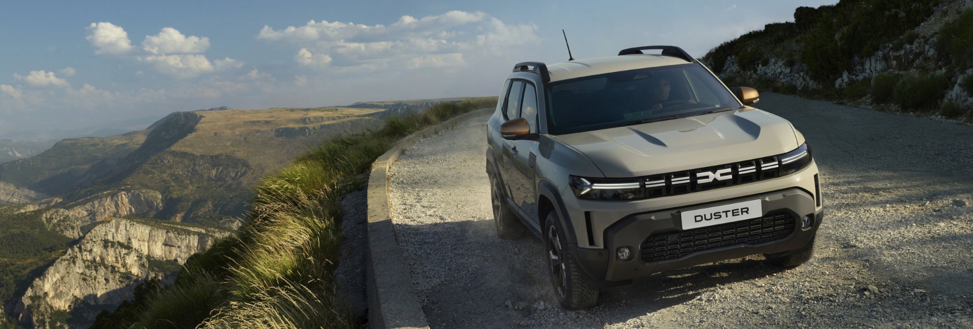 Világelső technológiával gazdagodnak a Dacia SUV-k