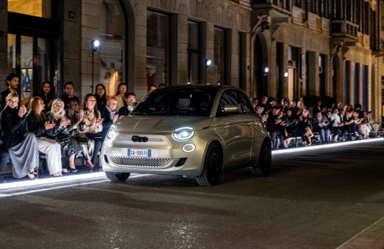 Magyarországon is rendelhető lesz a Fiat 500e Giorgio Armani gyűjtői kiadás