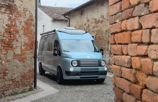 A Citroënek után most a Fiat Ducatóból készített retroautót a Caselani
