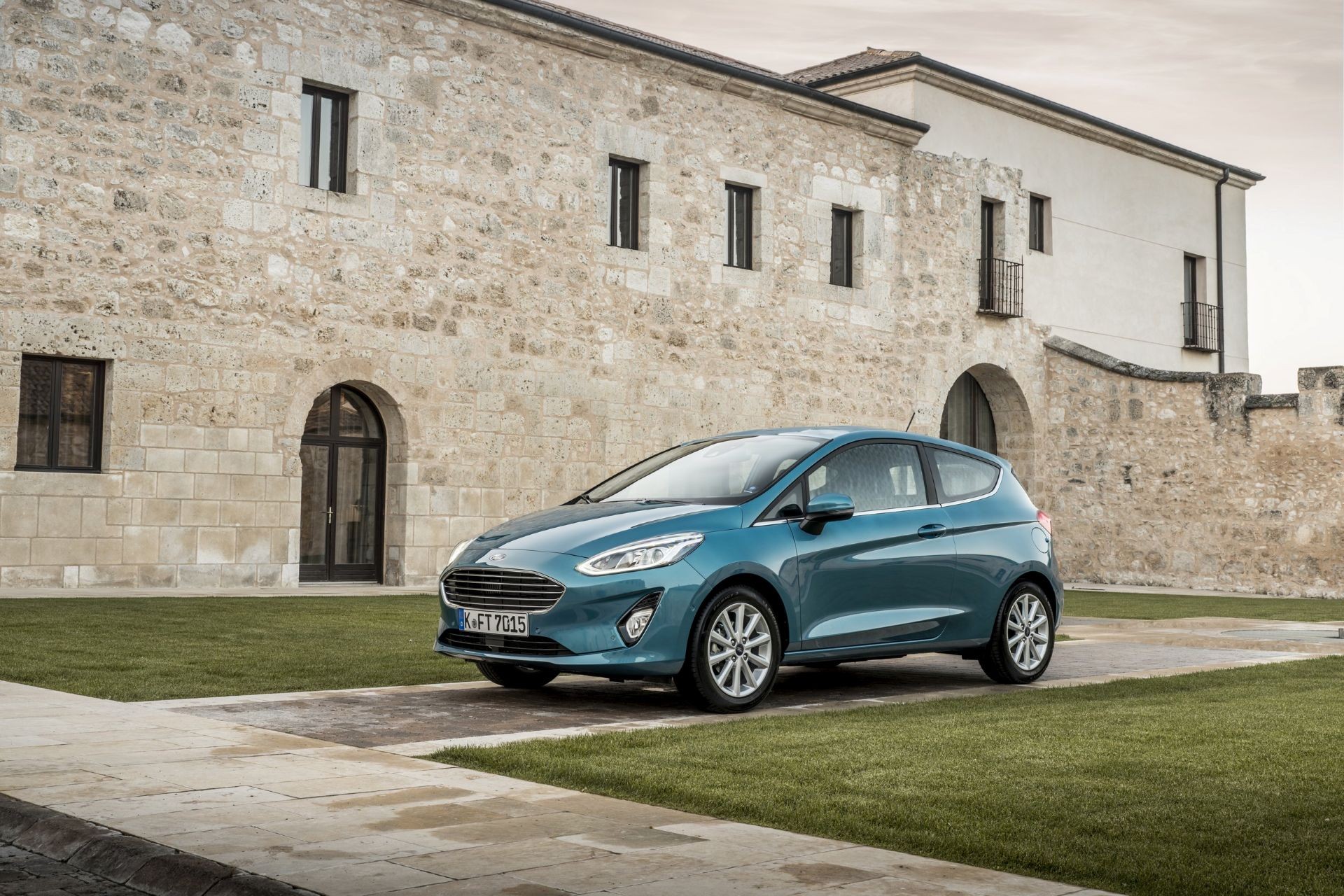 2017-ford-fiesta-titanium-wave-blue-carnet-hir