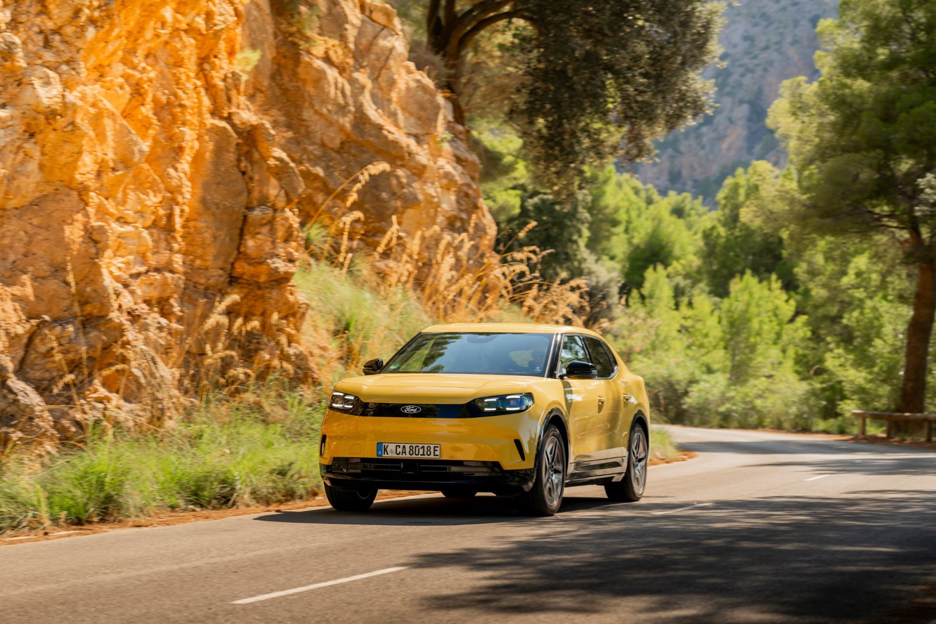 2026-ford-capri-vivid-yellow-exterior-carnet-hir-2