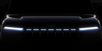 Jön a világító hűtőrács a Jeep Avengeren