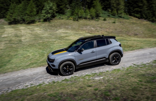 A Jeep Avenger lett az „Év kis SUV-ja” a 2024-es Top Gear Awards-on