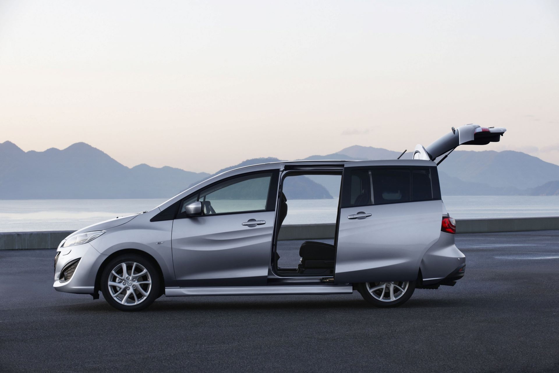 mazda5-2010-action-12