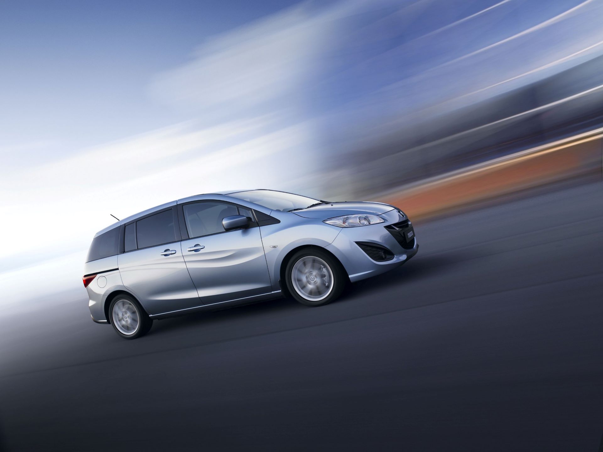 mazda5-2010-action-15