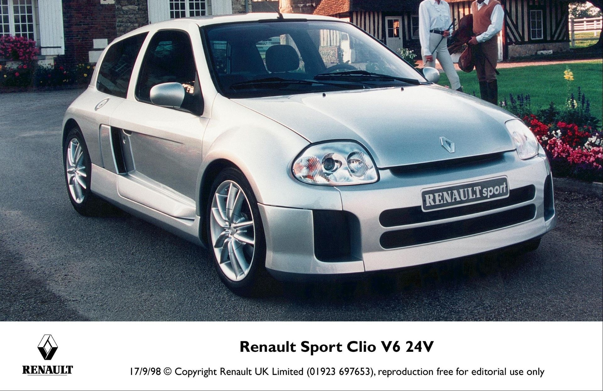 renault-clio-sport-tortenelem-carnet-hir-2