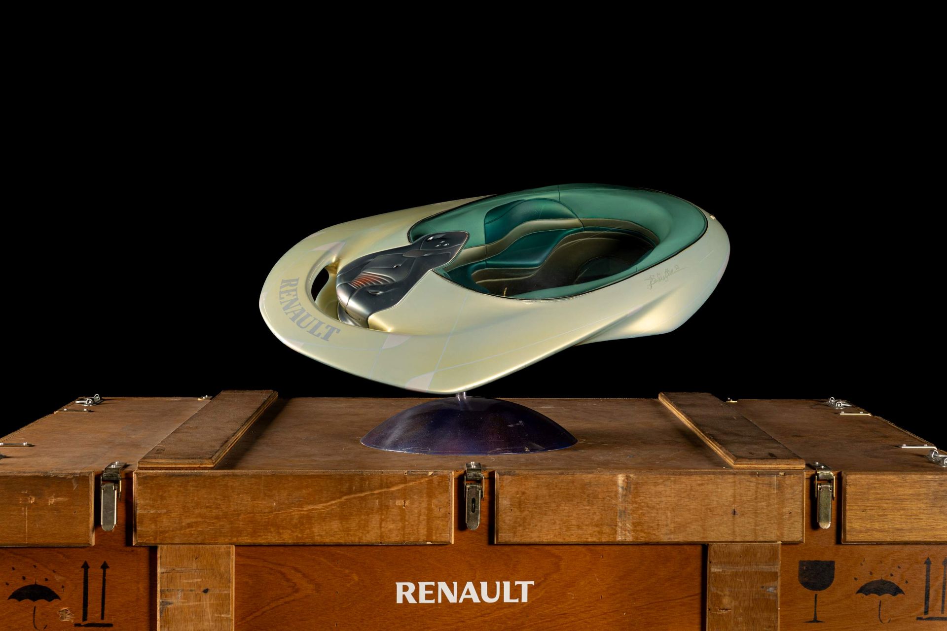 flying-saucer-reinastella-carnet-hir