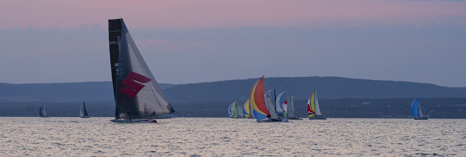 Vitorlát bontott a Balatonon a Suzuki